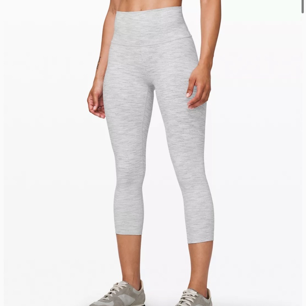Lululemon size 6 Wunder Under high rise crop 21”